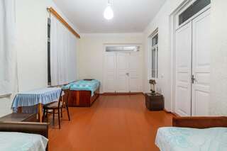 Гостевой дом The Kiwi House Лагодехи Кровать в общем номере с 4 кроватями-3